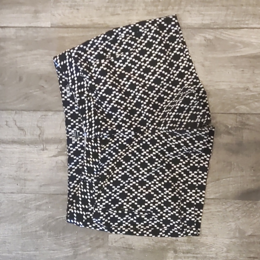 Sophisticated pattern two prong and button fasten size 12 women's shorts